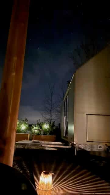 Hutka v zimní krajině — glamping se saunou